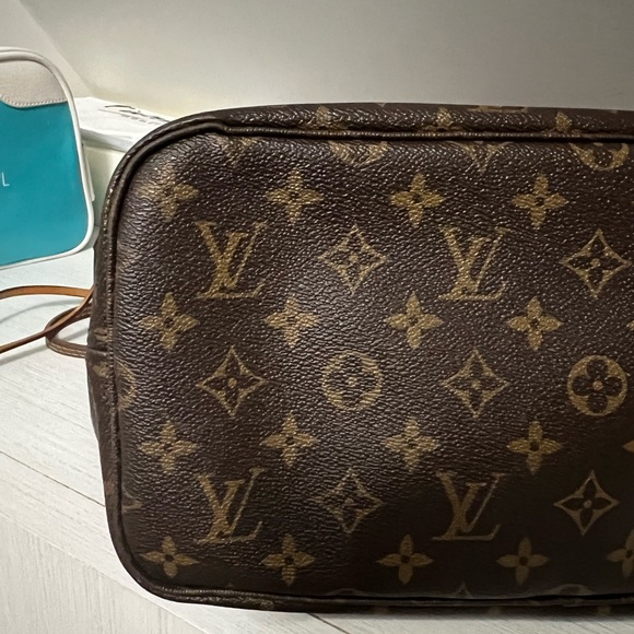 LV The Neverfull MM tote unites timeless design with heritage details. - Picture 7 of 7